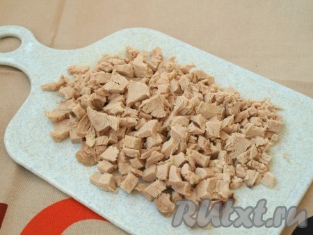 Куриное мясо режем кубиками.
