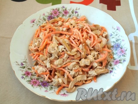 Смешиваем морковь по-корейски, маринованные опята и курицу, заправляем салат майонезом.
