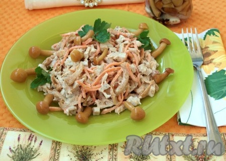 Салат с маринованными опятами