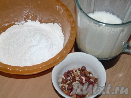 Яйца взбить с сахаром и ванильным сахаром. Затем добавить кефир и растительное масло. Всё хорошо взбить. Муку просеять и смешать с разрыхлителем.