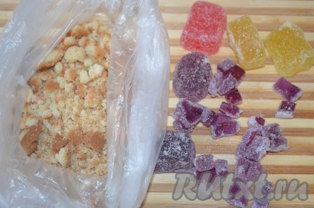 Печенье измельчить (не в пыль), мармелад нарезать маленькими кусочками.