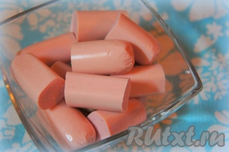 Каждую сосиску, очищенную от слюды, разрежьте на три части.