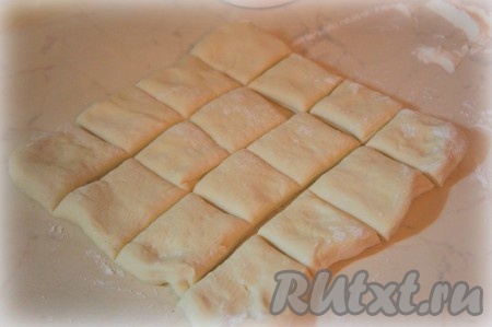 Слоёное бездрожжевое (или дрожжевое) тесто разморозьте при комнатной температуре. На рабочую поверхность, присыпанную мукой, выложите размороженное тесто, разрежьте на 16 одинаковых частей.