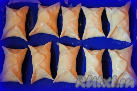 С помощью кондитерской кисти смажьте яйцом каждую булочку.