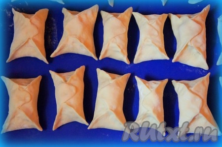 Аналогично сформируйте булочки с сосиской в виде конвертиков из всех кусочков слоёного теста.&nbsp; Духовку разогрейте до 200 градусов. Противень застелите силиконовым ковриком (или бумагой для выпечки). На подготовленный противень выложите сформированные булочки с сосисками на небольшом расстоянии друг от друга.