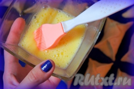 Яйцо взбейте вилкой.