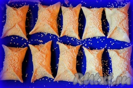 Сверху можно присыпать конвертики семенами кунжута.