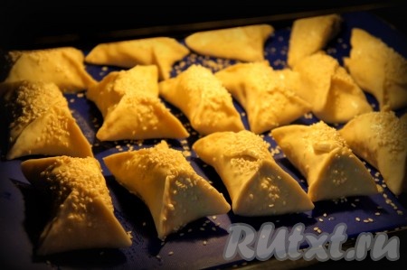 Булочки с сосисками выпекать в духовке, предварительно разогретой до 200 градусов, минут 20-25 (до золотистости слоёного теста).