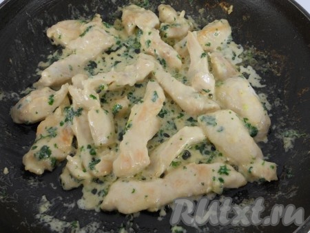 Огонь уменьшить и добавить к мясу сыр с зеленью и чесноком вместе со сметаной. Готовить еще 3-4 минуты, постоянно помешивая.
