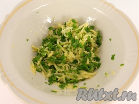 Добавить тертый сыр, влить 2 столовые ложки оливкового масла и хорошо перемешать.
