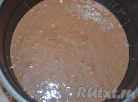 Вылить тесто в чашу мультиварки, смазанную маслом, выставить режим "Выпечка", у меня - 40 минут. Закрыть крышку мультиварки. После звукового сигнала проверить готовность бисквита, проколов его сухой зубочисткой (если на зубочистке после прокола бисквита нет следов теста - значит выпечка готова, если же на зубочистке присутствует тесто, тогда закройте крышку мультиварки и выпекайте бисквит до готовности на режиме "Выпечка").