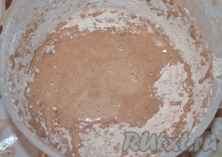 В получившуюся смесь просеять какао, разрыхлитель и часть муки, перемешать тесто миксером. Постепенно добавляя оставшуюся муку, продолжать перемешивать тесто. Добавляя муку, ориентируйтесь на консистенцию замешиваемого теста, которое должно получиться однородным, напоминающим в меру густую сметану.