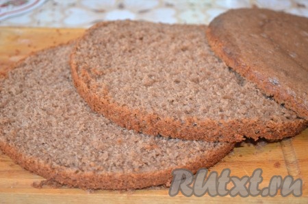 Готовый шоколадный бисквит вынуть из чаши мультиварки и дать ему полностью остыть. Я решила сделать из этого бисквита торт. Остудив бисквит, разрезать его на 3 коржа.