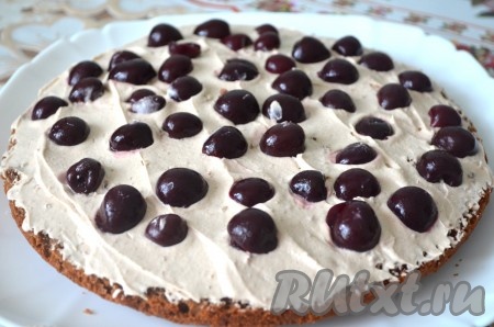 Промазать коржи любым кремом (например, сметанным кремом, для его приготовления просто нужно смешать сметану с сахаром), а затем можно на 2 коржа (кроме верхнего) выложить половинки любых ягод (у меня - черешня).