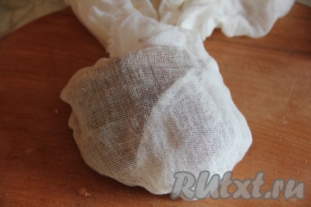 Куриное филе завернуть в марлю и отправить в холодильник минимум на сутки.