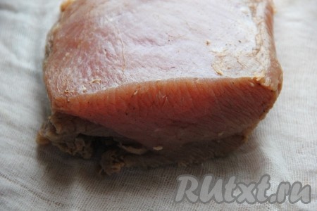 По истечении 10-12 часов (в зависимости от желаемой степени просолки грудки) достать мясо, промыть от специй и обсушить полотенцем.
