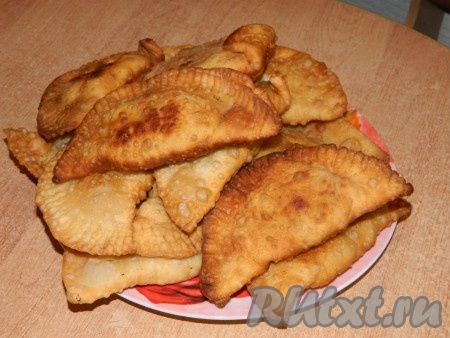 Постепенно пожарить все чебуреки со свининой. Наша чебуречная горка готова. Из этого количества у меня вышло 19 небольших вкусных, хрустящих, сочных чебуреков. К столу подаём их горячими.