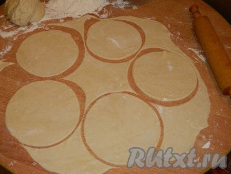 На присыпанной мукой поверхности тонко раскатать тесто и вырезать &nbsp;кружки (я вырезала 19 кружков).