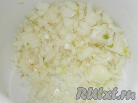 Очистить и мелко нарезать лук.
