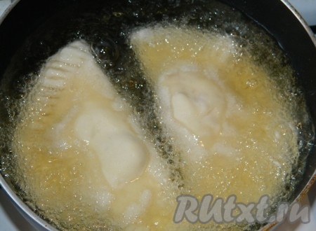 В сковороде раскалить достаточно большое количество растительного масла. В раскалённое масло выложить чебуреки (я выкладывала по 2 штуки). Жарить чебуреки со свининой на среднем огне вначале с одной стороны до румяности.