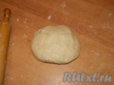 Вначале замесим тесто, для этого в объёмную миску нужно просеять муку, добавить соль и сахар, перемешать. Влить растительное масло, водку и частями начать добавлять воду, замешивая эластичное, нелипнущее к рукам тесто. Как только тесто соберётся в ком, хорошо вымесить его. Дать тесту полежать в течение времени, пока делаете начинку.