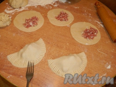 Выложить на половину каждого кружка часть начинки. Накрыть начинку второй половиной кружка, бока сформированного чебурека&nbsp;хорошо защипнуть вилкой.