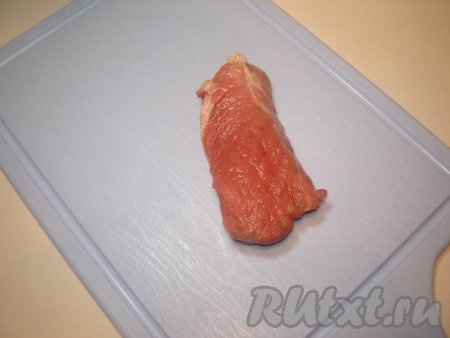 Подготавливаем мясо для рулетиков. Нарезаем на плоские порционные кусочки свинину.