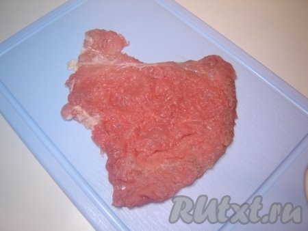 Полученные кусочки отбиваем кулинарным молоточком как можно тоньше, примерно до толщины 5 миллиметров.