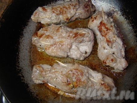 Переворачиваем рулетики и обжариваем с другой стороны.