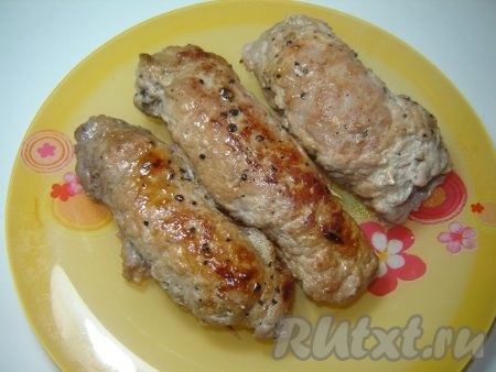 После того как наше блюдо приобрело золотистый оттенок, уменьшаем огонь и добавляем немного воды. Накрываем крышкой и тушим наши рулетики до готовности (10-15 минут).