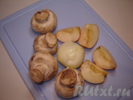 Сначала приготовим начинку для наших рулетиков.