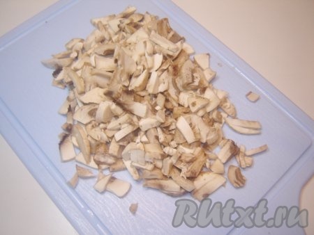 Промываем шампиньоны&nbsp;в проточной воде, затем мелко нарезаем.