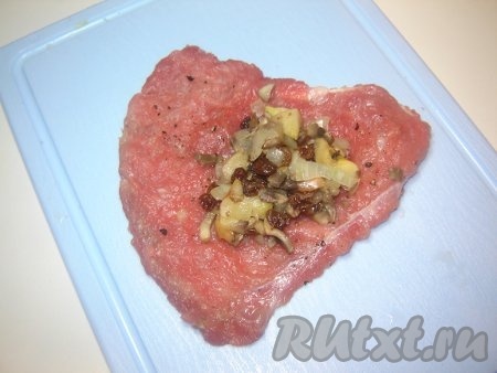 Каждый кусочек мяса для будущего рулета следует присолить и добавить специи по вкусу. Выкладываем на каждую подготовленную отбивную грибную начинку.