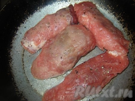 На хорошо разогретую сковороду с растительным маслом выкладываем наши рулетики (швом вниз) и обжариваем на сильном огне до образования золотистой корочки.