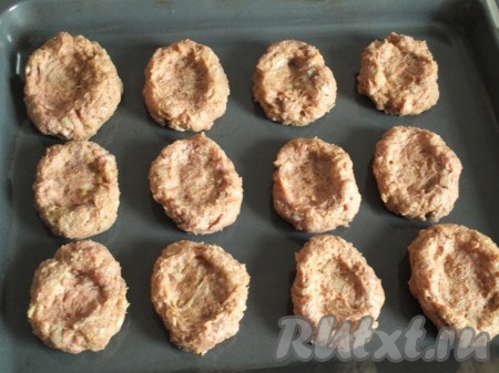 Картошку очищаем, заливаем холодной водой и варим до готовности. Затем воду сливаем, а готовый картофель разминаем, добавляем сливочное масло. Картофельному пюре даём немного остыть и добавляем яйцо (если добавить яйцо сразу в готовое пюре, то оно свернётся), молоко и соль. Тщательно перемешиваем. Картофельное пюре для котлет "Хасан-паша" готово. Лук мелко режем. Хлеб замачиваем в молоке или воде. Смешиваем мясной фарш, лук, хлеб и яйца, солим, перчим и хорошо перемешиваем. Из получившегося фарша формируем котлеты. Выкладываем их на противень, смазанный растительным маслом, в каждой котлетке делаем небольшое углубление. Ставим в духовку, разогретую до 200 градусов, на 15-20 минут.