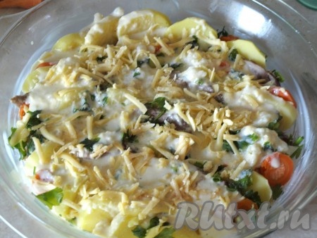 Для приготовления соуса в растопленное сливочное масло добавляем муку и помешивая доводим смесь до подрумянивания. Вливаем молоко и продолжая помешивать варим 2 минуты, затем солим и перчим. Приготовленным соусом заливаем картошку, морковь и свинину. Посыпаем натёртым сыром и ставим на 30 минут в духовку, разогретую до 180 градусов.
