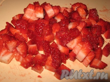 Половину клубники нарезать маленьким кубиком, другую половину разрезать пополам.