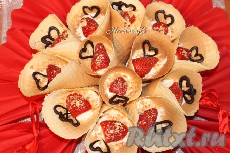 В каждый рожок положить по 1-2 шоколадных сердечка. Вкусный и красивый вафельный букет "Валентинка" готов!
