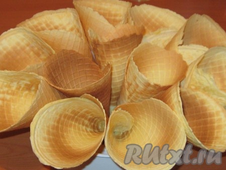 Затем вафельные рожки аккуратно установить в широкую неглубокую емкость в виде букета.
