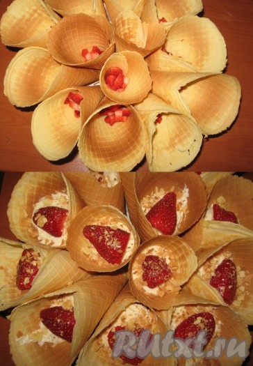 Вафельные рожки заполнить небольшим количеством нарезанной клубники, затем кремом, сверху украсить половинкой клубнички, можно посыпать вафельной крошкой.
