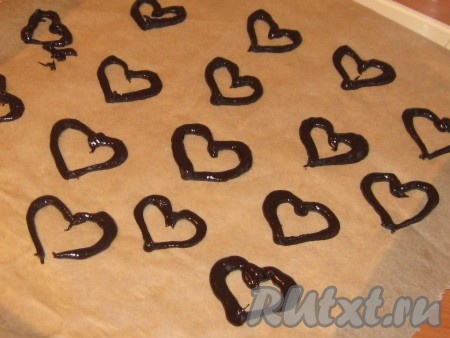 Для украшения я сделала шоколадные сердечки: 30 грамм горького шоколада с 1 столовой ложкой воды или молока растопить на водяной бане или в микроволновке, выложить полученную шоколадную массу в уголок полиэтиленового пакета, в пакете уголок чуть срезать и на пергаментной бумаге нарисовать шоколадные сердечки, убрать их в морозильник до застывания.
