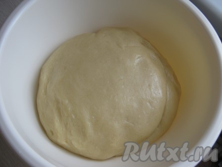 В получившуюся смесь просеиваем муку и разрыхлитель. Замешиваем мягкое тесто.