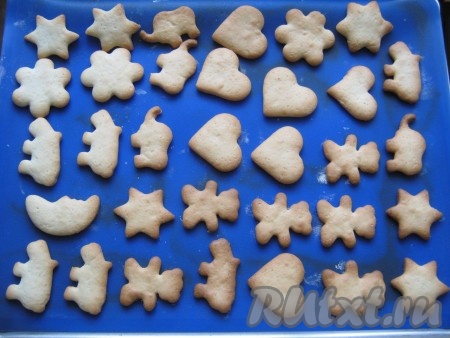 Ставим печенье в духовку, разогретую до температуры 180 градусов, на 15-20 минут.