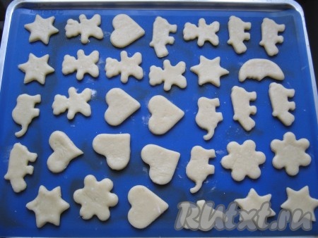 Выкладываем полученные фигурки на противень, застеленный пекарской бумагой, или на силиконовый лист.