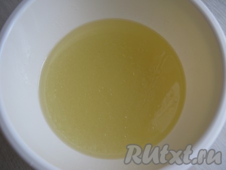 В миске смешиваем рассол, растительное масло и сахар.