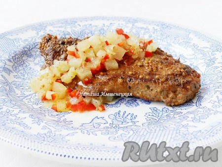 Вкусные, сочные, ароматные свиные отбивные в соевом соусе готовы, можно перекладывать со сковороды на тарелку и подавать к столу в горячем виде. Я подала свиную отбивную с консервированными ананасами и болгарским перцем, они прекрасно дополнили мясо и придали свой вкусовой оттенок.