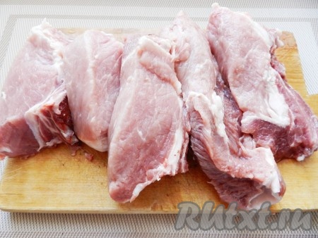 Свинину вымыть, обсушить бумажными полотенцами. Косточки срезать.
