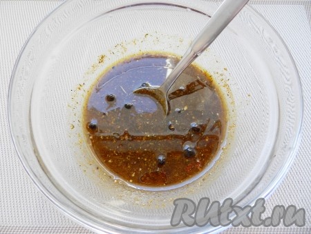 Приготовить соус-маринад для наших отбивных, для этого смешать растительное масло, соевый соус, специи для мяса (у меня в составе специй были соль, чеснок измельчённый, перец чёрный, паприка молотая, лавровый лист), по желанию, добавить мёд и зёрна горчицы. Дополнительно я мясо не солила, так как соль входит в состав специй и соевый соус достаточно солёный. Совет: когда готовите соус или маринад для мяса, всегда пробуйте и старайтесь представить вкус будущего блюда. Возможно, вам захочется досолить, изменить состав специй, добавить больше остроты или наоборот.