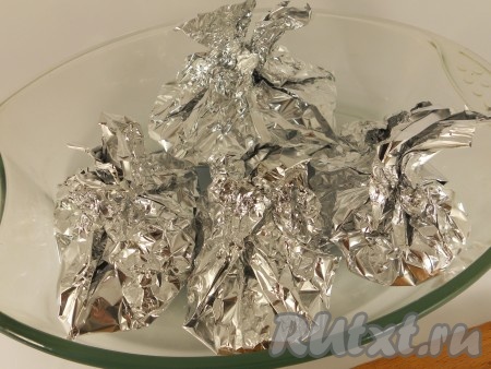 Завернуть фольгу с куриным мясом мешочками и поместить в форму для запекания (или на противень). Запекать куриное филе с овощами и сыром в предварительно разогретой до 180 градусов духовке в течение 30-35 минут.