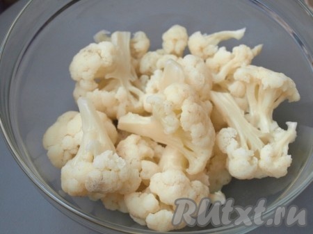 Цветную капусту разбираем на соцветия, перекладываем в кастрюлю, заливаем холодной водой, ставим на огонь, доводим воду до кипения, солим. Затем варим капусту на небольшом огне минут 5-6 (соцветия капусты должны легко прокалываться вилкой, но при этом они не должны быть переваренными). Затем откидываем на дуршлаг, чтобы стекла вода.